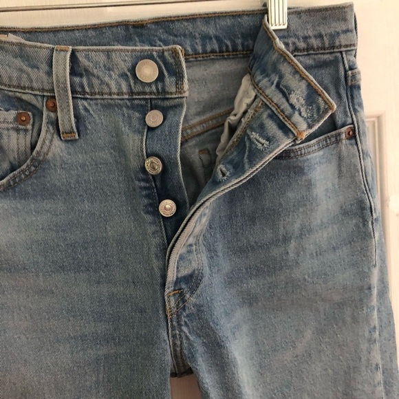 Levi’s 501 Button Fly 28/28 Iconic Denim Light Wash Jeans - Picture 8 of 16